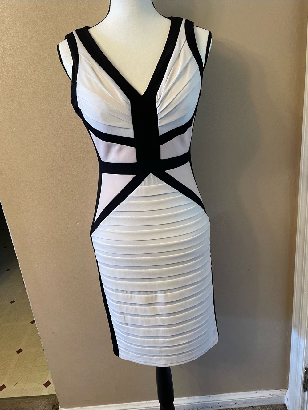 Jax Black & White V-Neck Bodycon Dress